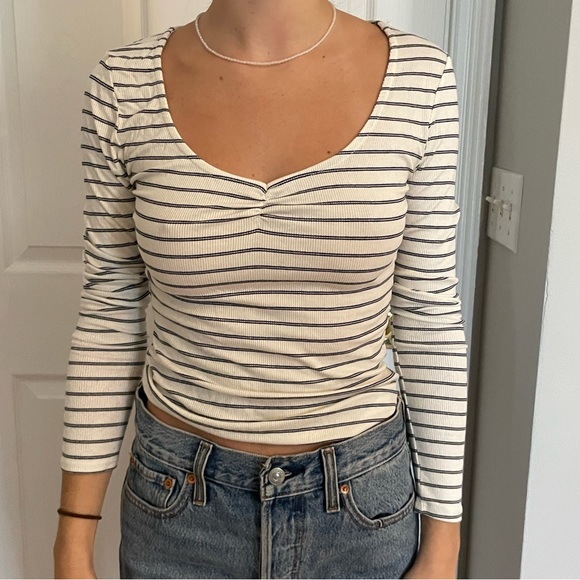 Urban outfitters stopped V-neck - Picture 2 of 8